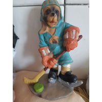 Собака хоккеист. Статуэтка.