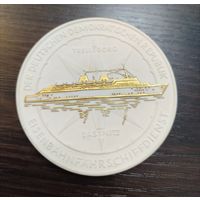 Памятная медаль посвященная железнодорожной паромной переправе между городами Засниц (ГДР) и Треллеборг ( Швеция ) изготовлена из майсенского фарфора вес 107 грамм ширина 92мм