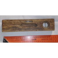 Старенький деревянный уровень