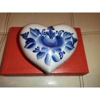 Фарфоровая шкатулка "Гжель", в форме сердца, размер 10.5*9 см., без сколов и трещин.