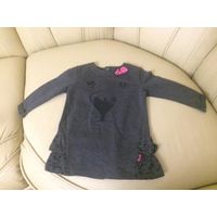 Платье на Coccodillo на рост 80 см. Плотненькая ткань. Длина 44 см, длина рукава 28 см (закасан), ПОгруди 28 см. Цвет темно-серый. Надевали совсем немного, забыли и переросли, есть маленький дефект, с