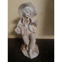 Фарфоровая статуэтка Мальчик с корзиной Статуэтка из СССР