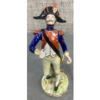 Фарфоровая статуэтка Mre Imp le de Sеvres Офицер Франция 1852-1870 год. Высота 15 см