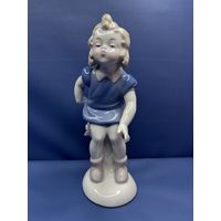 Статуэтка Девочка на пне целует   , фарфор, роспись,1949–1951гг.  Винтажная немецкая статуэтка