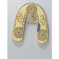 Винтажная брошь Подкова с колокольчим , 3 см , кость . СССР .