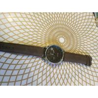 Часы наручные с ремешком MILER  ,   тикают. Состояние на скане.