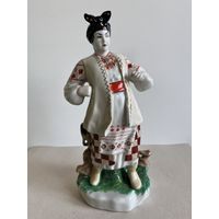 СТАТУЭТКА ФАРФОРОВАЯ  "ОДАРКА". БОЛЬШОЙ РАЗМЕР - 25*12*10 СМ. 1976-1991 ГОДА. КИЕВ. КЭКХЗ. УКРАИНА.  СМ.ФОТО И ОПИСАНИЕ.