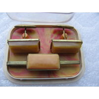 Комплект. Запонки и зажим для галстука СССР Янтарь, латунь, позолота. с оригинальной коробочкой