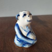 Статуэтка фарфоровая  Мартышка Обезьянка с ананасом, Гжель