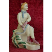 Статуэтка фарфоровая " Конькобежка " ЗХК Полонне 50- е ЦЕЛАЯ