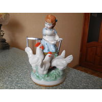 Девочка кормит кур. ФФЗ.Минск