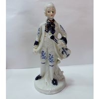 Статуэтка фарфоровая "Музыкант" 70-80-е годы Европа. Высота 21 см.