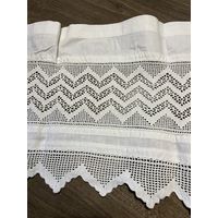 Старинный подзор с кружевом ручной работы.