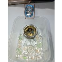 Бусинки  и кулоны - стекло , с рубля !