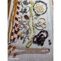 Большой лот винтажной бижутерии. Броши, бусы и много разных украшений.