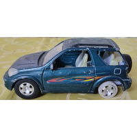 Коллекционная модель автомобиля Toyota RAV4, в ремонт
