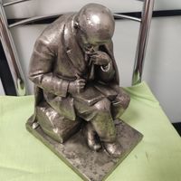 Скульптура. Ленин на пне.