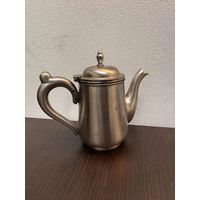 Винтажный кофейник из нержавеющей стали , которая отличается высокой коррозийной стойкостью .