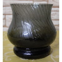 Стеклянный стакан с дымчатым, темно-серым или оливково-черным оттенком.