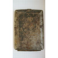 Портсигар. Железо. Рабочий. Остатки какой то военной краски.