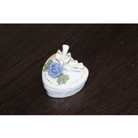 Фарфоровая шкатулка, выполнена в винтажном стиле, в форме сердца.