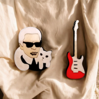 Значок-Брошь: Карл Лагерфельд / Karl Lagerfeld; Басс Гитара.