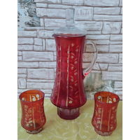 Кувшин с крышкой и 2 стакана из красного стекла эпохи СССР.