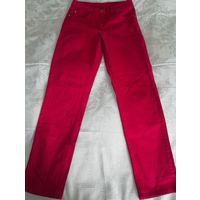 Фирменные красные джинсы классического покроя 44 размера