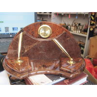 Письменный прибор с часами.