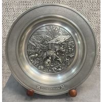Оловянная тарелка с рельефным изображением Holzsammeln SKS Германия. 21 см