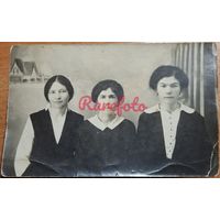 1920-е Открыточный формат три подруги студийное фото типажи ретро анонимное