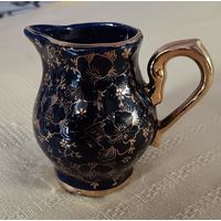 Фарфоровый молочник, кобальт, ручная роспись золотом. ГДР. 7,5 см.