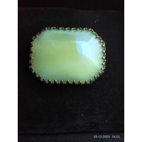 Брошь глушеного стекла с отливом