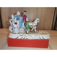 Фарфоровая статуэтка "Карета с лошадьми", длина 18.5 см., есть утраты, клеймо.