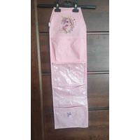 Конверт на дверь в шкаф на 4 ячейки, длина 87 см, ширина 26 см. Верх на резинке. Б/у, пользовались. Очень удобно для детского сада.