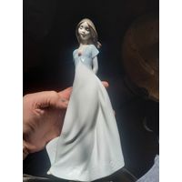 Статуэтка фарфороваяПервые чувства.