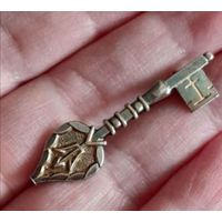 Серебрянная брошь Старинный ключ. Серебро 875 пробы.