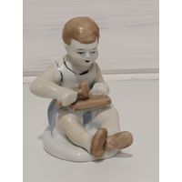 Фарфоровая статуэтка"Юный плотник" Городница