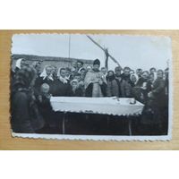 Старое фото обряд со священником сзади журавль