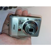 Компактный цифровой фотоаппарат Nikon Coolpix L19 серебристого цвета.