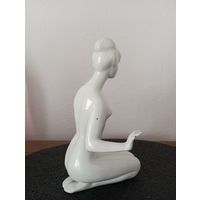 Фарфоровая статуэтка девушка. Royal Dux Богемия.