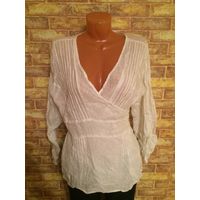 Красивая, тоненькая блуза Benotti на 46-50 размер на запах из натурального хлопка с металлической ниткой, отличного качества, очень мягкая и приятная на ощупь. Смотрится интересна на фигурке.