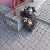 Моноколесо inmotion v11y , сделана качественная гидроизоляция , установлены кожаные подушки от ALEXA + упоры прыжковые , в комплекте заводская зарядка на 2,5 А. Обслуживается на Emag . Сегодня была ус