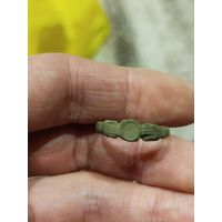 Красивый перстень с руками