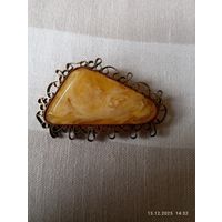 Брошь янтарь имитация СССР винтаж