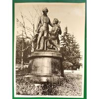 Памятник Йозефу Ланнеру и Иоганну Штраусу в Бадене (Австрия). Фото Франца Свободы. 1970-80-е. 17х23 см.