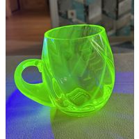 Кружка из уранового стекла . Производство Чехия