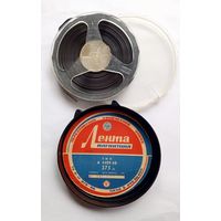 Бобина (катушка) с магнитной лентой в пластиковой коробке.