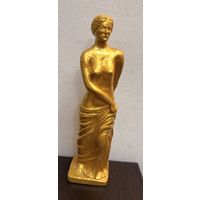 Статуэтка из гипса Венеры Милосской, современная декоративная копия знаменитой древнегреческой скульптуры Афродиты.