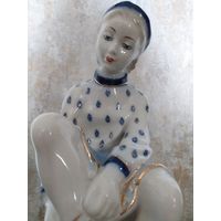 Статуэтка фарфор Гжель Девочка на катке